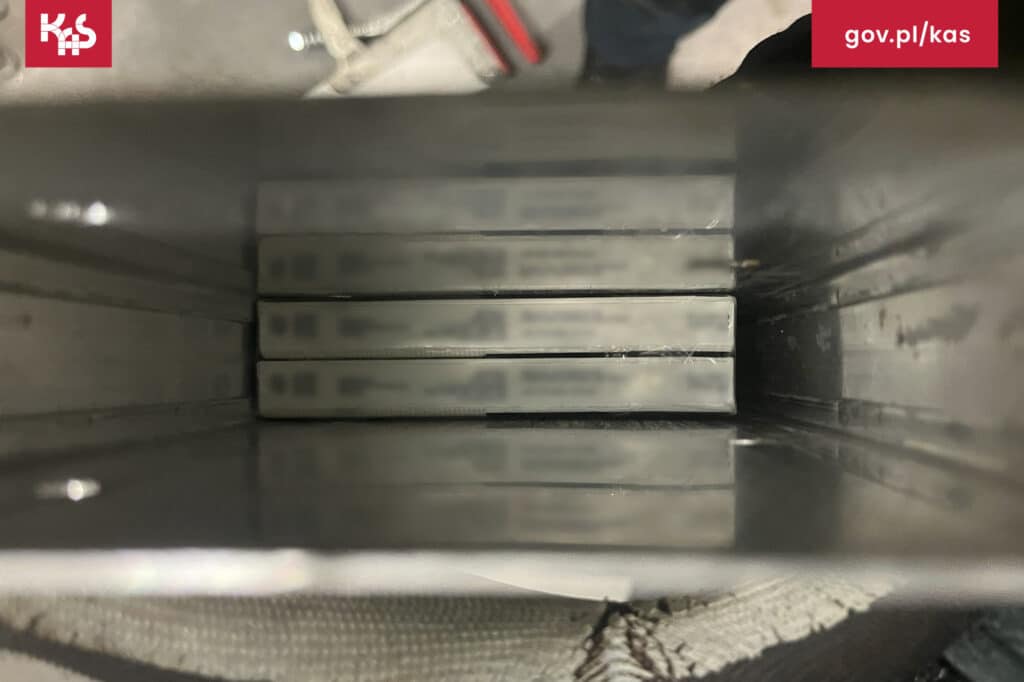 Pies służbowy "wywęszył" kontrabandę. Jak przemytnicy wcisnęli tam towar? - TIR z Rosji trafił do szczegółowej kontroli. Towar ukryto w nietypowym miejscu