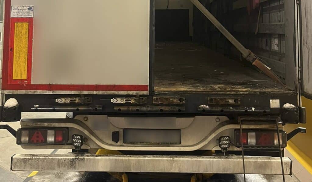 Pies służbowy "wywęszył" kontrabandę. Jak przemytnicy wcisnęli tam towar? - TIR z Rosji trafił do szczegółowej kontroli. Towar ukryto w nietypowym miejscu