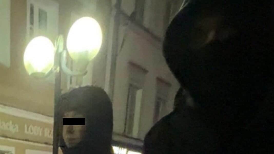 zaatakowali plaka teleskopowa na starowce