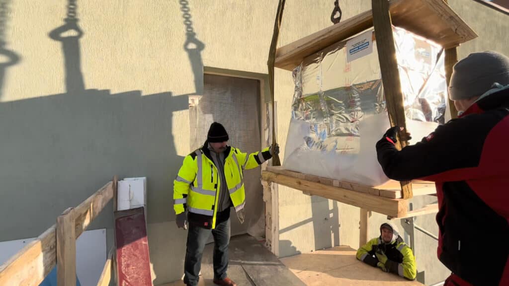 Minus 10 stopni, dźwig i aparatura za miliony. - Przełom w onkologii w Olsztynie. Szpital wciągnął przez okno wielką aparaturę za 43 mln zł