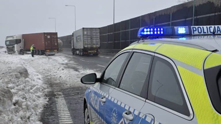 ciężarówka wpadła w poślizg na s7