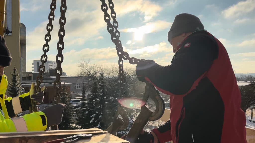 Minus 10 stopni, dźwig i aparatura za miliony. - Przełom w onkologii w Olsztynie. Szpital wciągnął przez okno wielką aparaturę za 43 mln zł