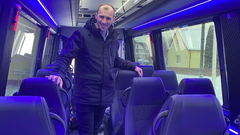 Duża inwestycja w małej gminie. - Nowoczesny transport dla mieszkańców mazurskiej gminy. Nowe autobusy w Rozogach