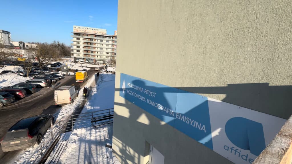 Minus 10 stopni, dźwig i aparatura za miliony. - Przełom w onkologii w Olsztynie. Szpital wciągnął przez okno wielką aparaturę za 43 mln zł