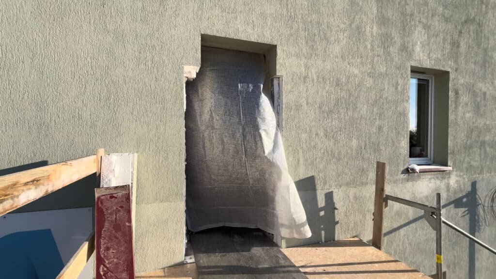 Minus 10 stopni, dźwig i aparatura za miliony. - Przełom w onkologii w Olsztynie. Szpital wciągnął przez okno wielką aparaturę za 43 mln zł