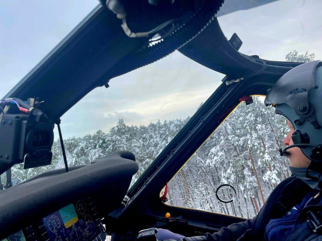 Nietypowa akcja w walce ze skutkami intensywnych opadów śniegu. - Linia kolejowa z Olsztyna do Warszawy zamknięta do odwołania. Śmigłowiec strąca śnieg z drzew