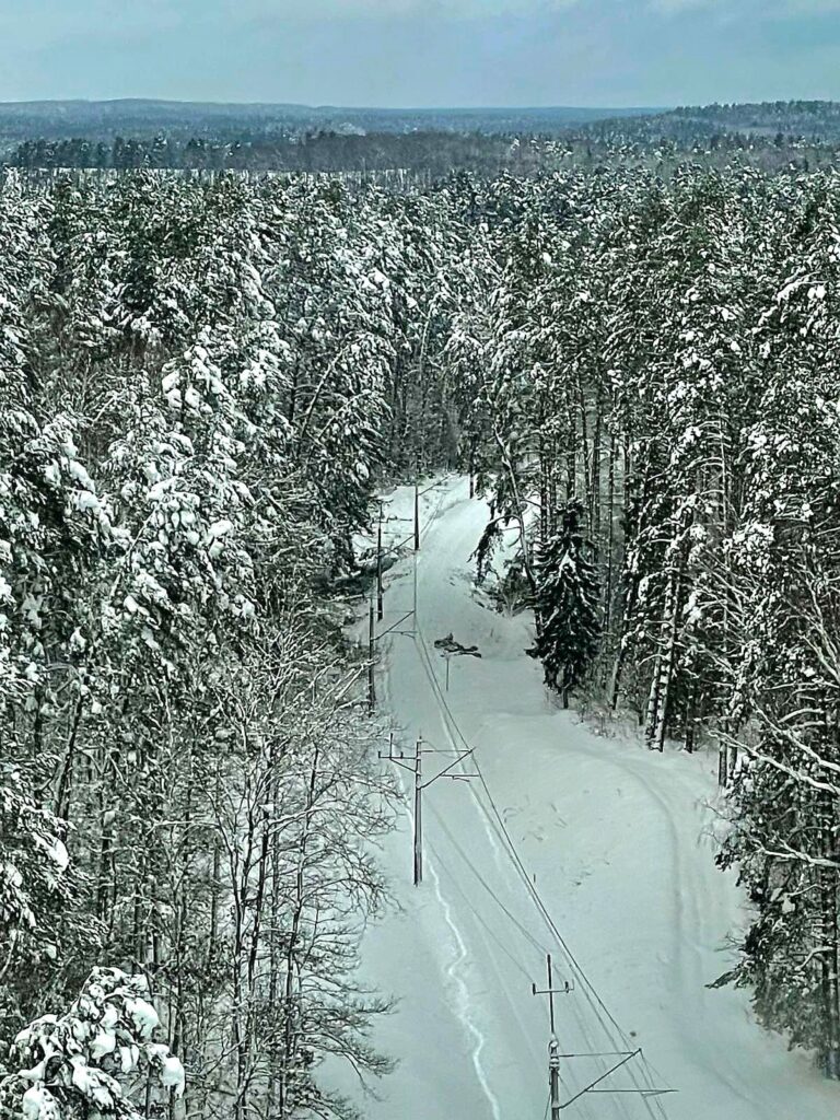 Nietypowa akcja w walce ze skutkami intensywnych opadów śniegu. - Linia kolejowa z Olsztyna do Warszawy zamknięta do odwołania. Śmigłowiec strąca śnieg z drzew