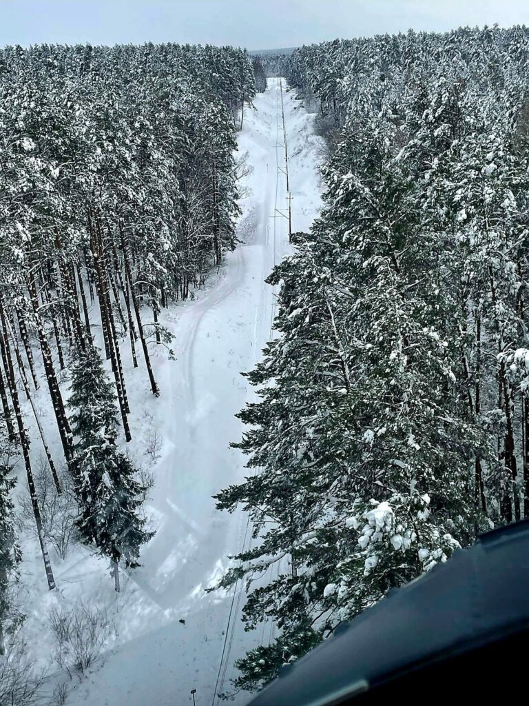 Nietypowa akcja w walce ze skutkami intensywnych opadów śniegu. - Linia kolejowa z Olsztyna do Warszawy zamknięta do odwołania. Śmigłowiec strąca śnieg z drzew