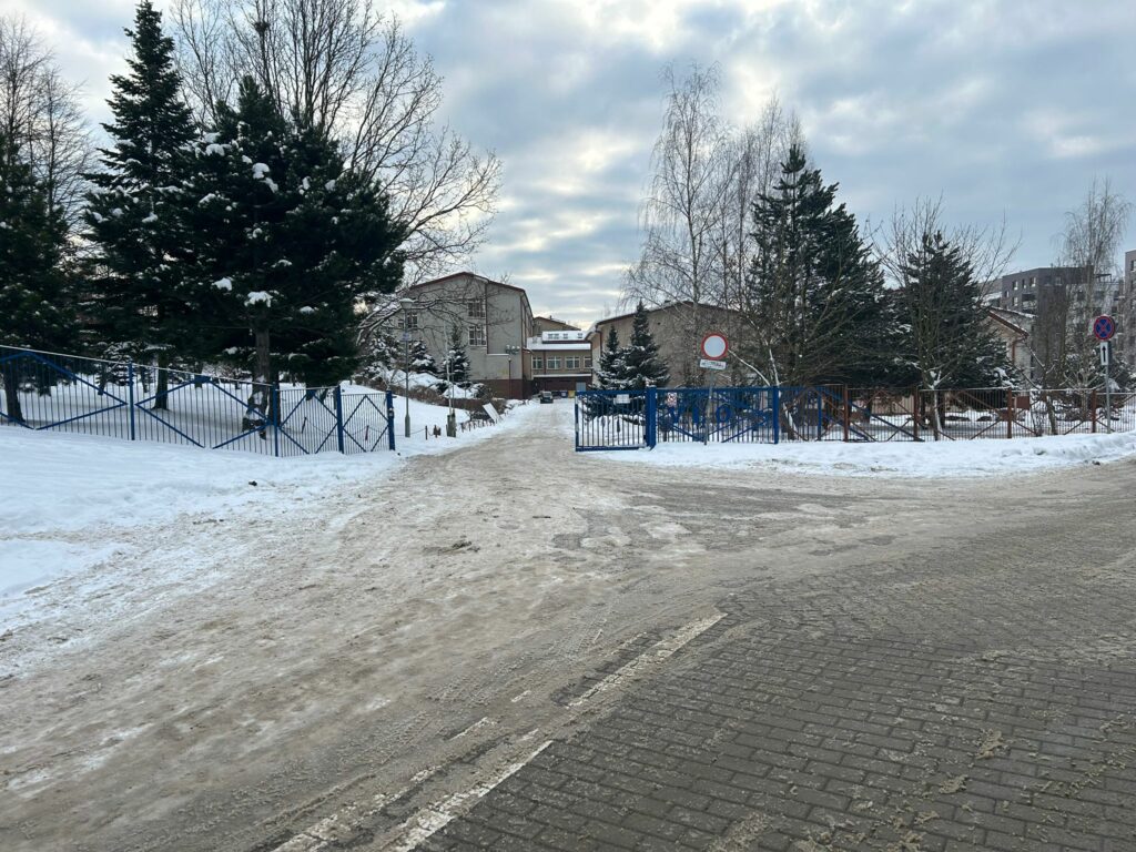 Zbyt niska temperatura nie pozwala na prowadzenie zajęć w budynku. - Szkoła w Olsztynie zamknięta przez zimno w klasach. „Mamy duże i nieszczelne okna”