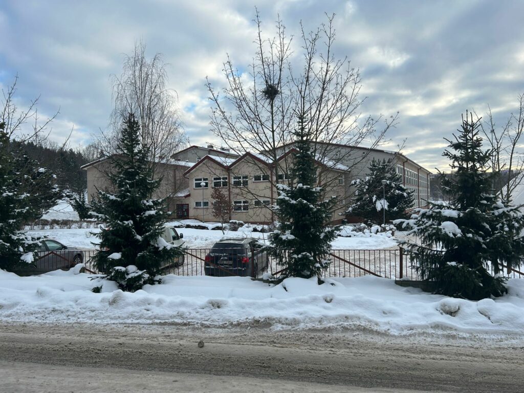 Zbyt niska temperatura nie pozwala na prowadzenie zajęć w budynku. - Szkoła w Olsztynie zamknięta przez zimno w klasach. „Mamy duże i nieszczelne okna”