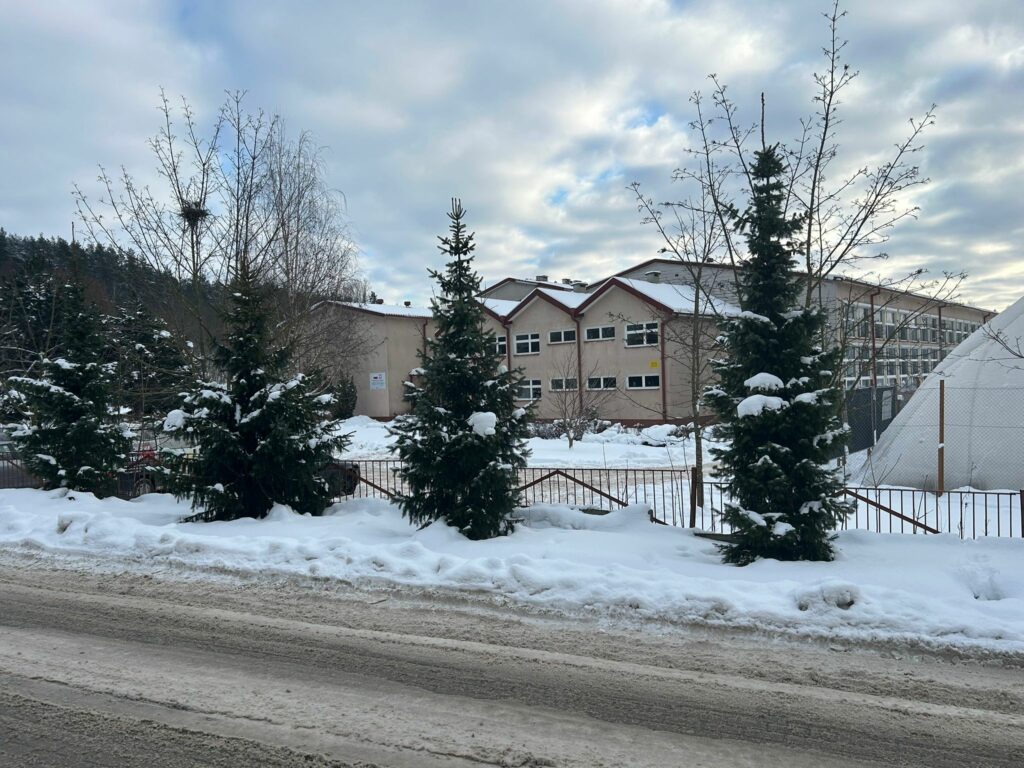 Zbyt niska temperatura nie pozwala na prowadzenie zajęć w budynku. - Szkoła w Olsztynie zamknięta przez zimno w klasach. „Mamy duże i nieszczelne okna”