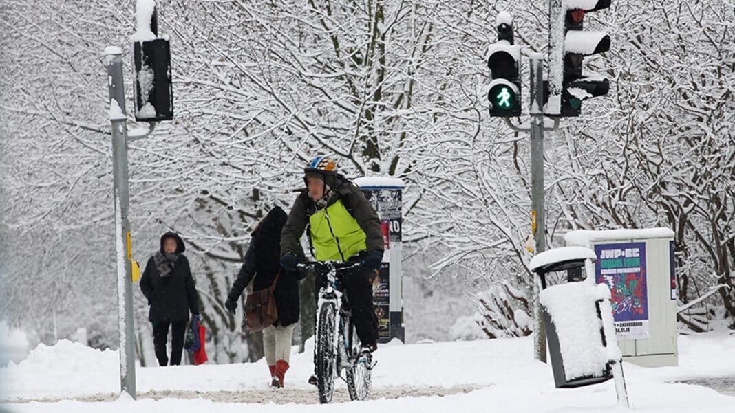 przejscie dla pieszych rowerzysta zimą