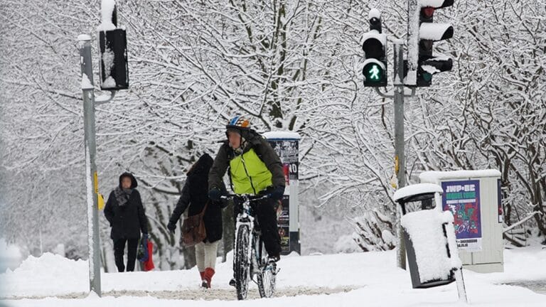 przejscie dla pieszych rowerzysta zimą