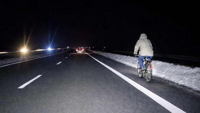 rowerzysta na drodze ekspresowej