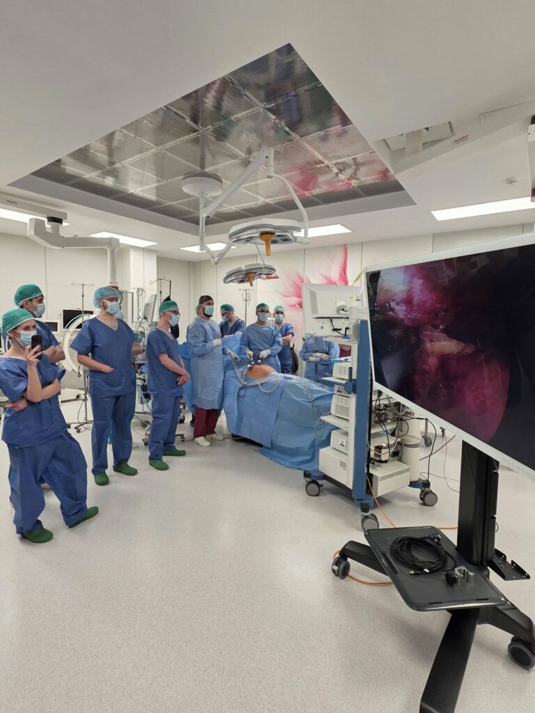 Ekspert z zagranicy operuje w Olsztynie. To wydarzenie zmienia standardy leczenia. - Operacja na światowym poziomie w Olsztynie! Chirurdzy z całej Polski obserwują zabieg na żywo