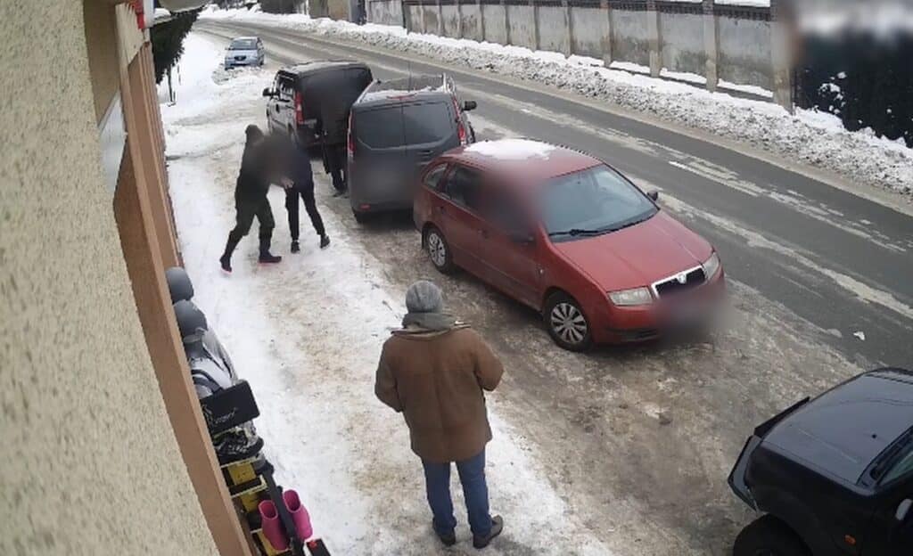 Fatalny błąd kierowcy skody pod Żabką. - Zobacz, co wydarzyło się w sobotę na parkingu przed Żabką