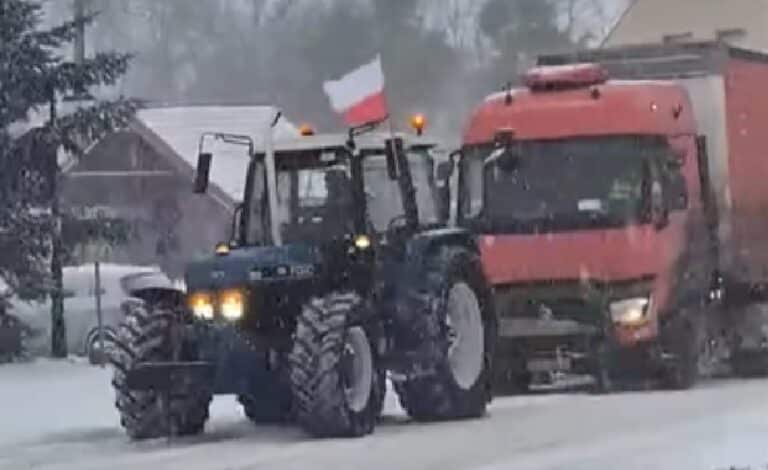 rolnicy pomagali kierowcom ciężar&oacute;wek