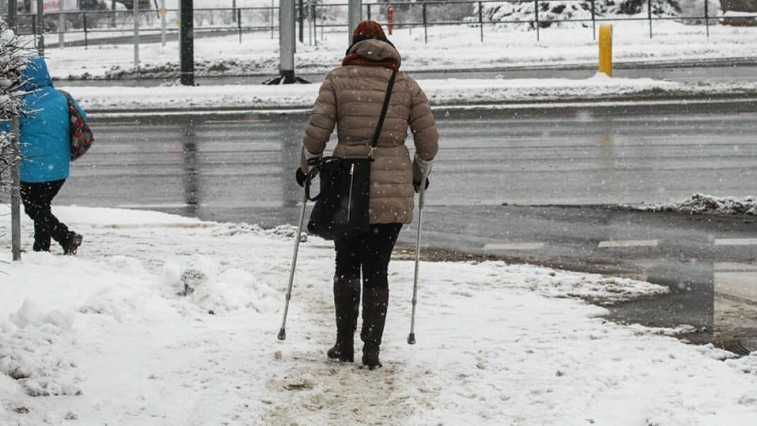 zima w olsztynie, piesi na chodniku