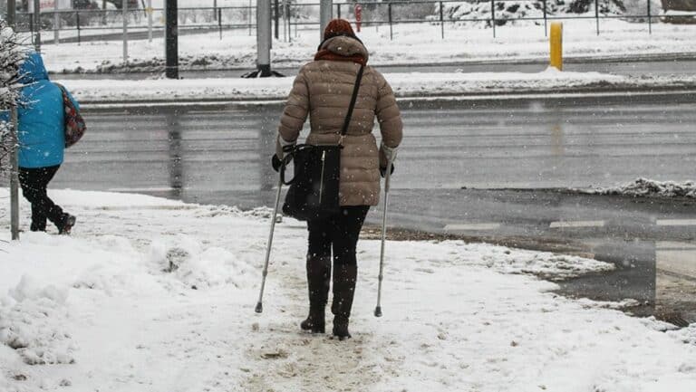 zima w olsztynie, piesi na chodniku