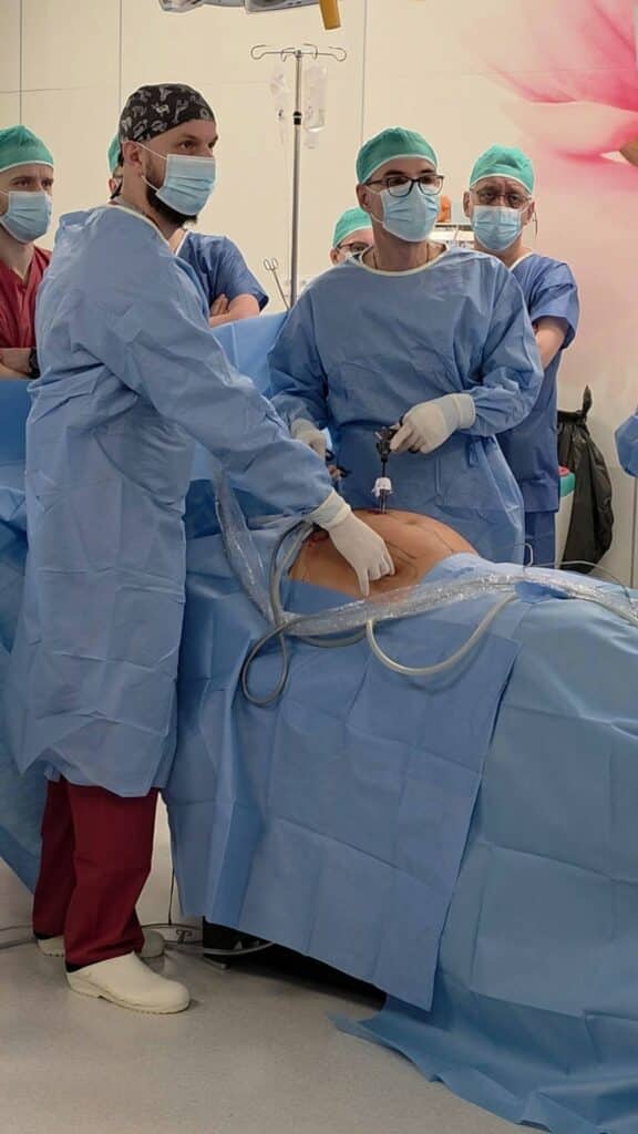 Ekspert z zagranicy operuje w Olsztynie. To wydarzenie zmienia standardy leczenia. - Operacja na światowym poziomie w Olsztynie! Chirurdzy z całej Polski obserwują zabieg na żywo