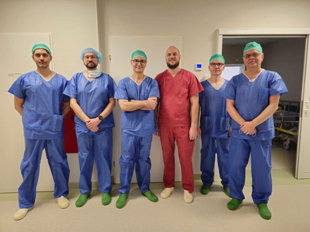 Ekspert z zagranicy operuje w Olsztynie. To wydarzenie zmienia standardy leczenia. - Operacja na światowym poziomie w Olsztynie! Chirurdzy z całej Polski obserwują zabieg na żywo