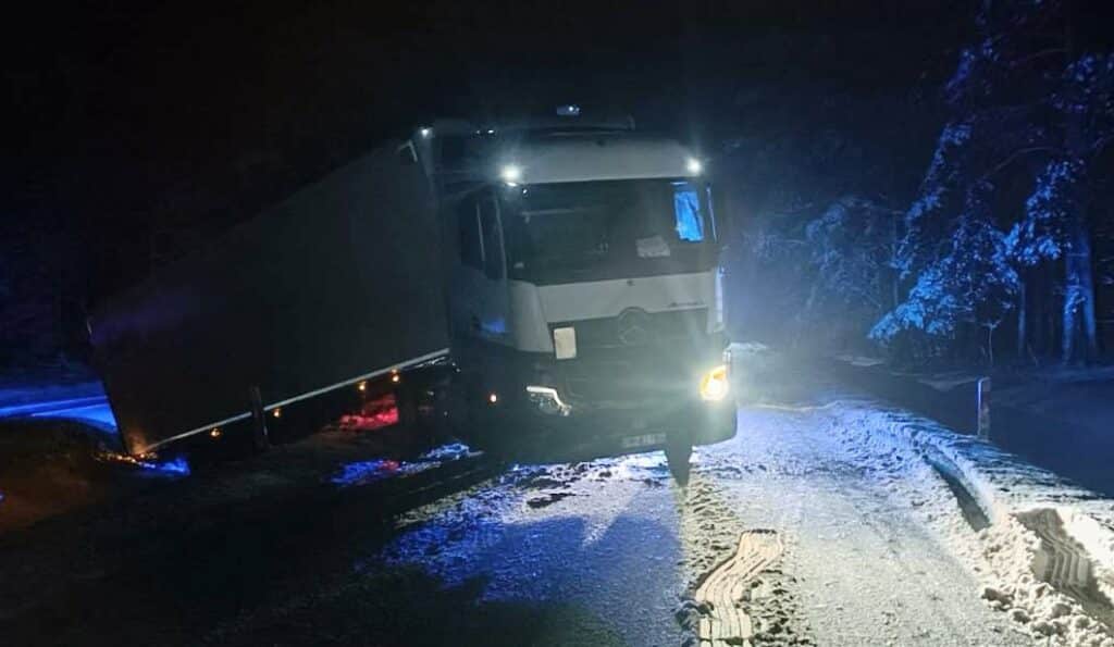Utrudnienia na DW 591. - Ślisko na Warmii i Mazurach. Kolejna ciężarówka unieruchomiona