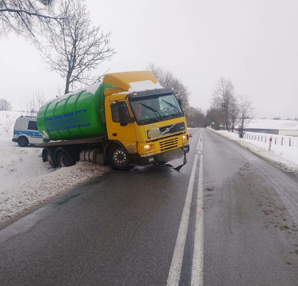 Utrudnienia na DW 591. - Ślisko na Warmii i Mazurach. Kolejna ciężarówka unieruchomiona