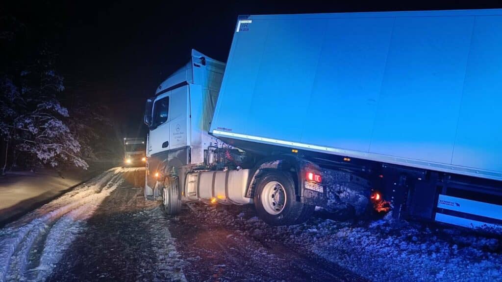 Utrudnienia na DW 591. - Ślisko na Warmii i Mazurach. Kolejna ciężarówka unieruchomiona