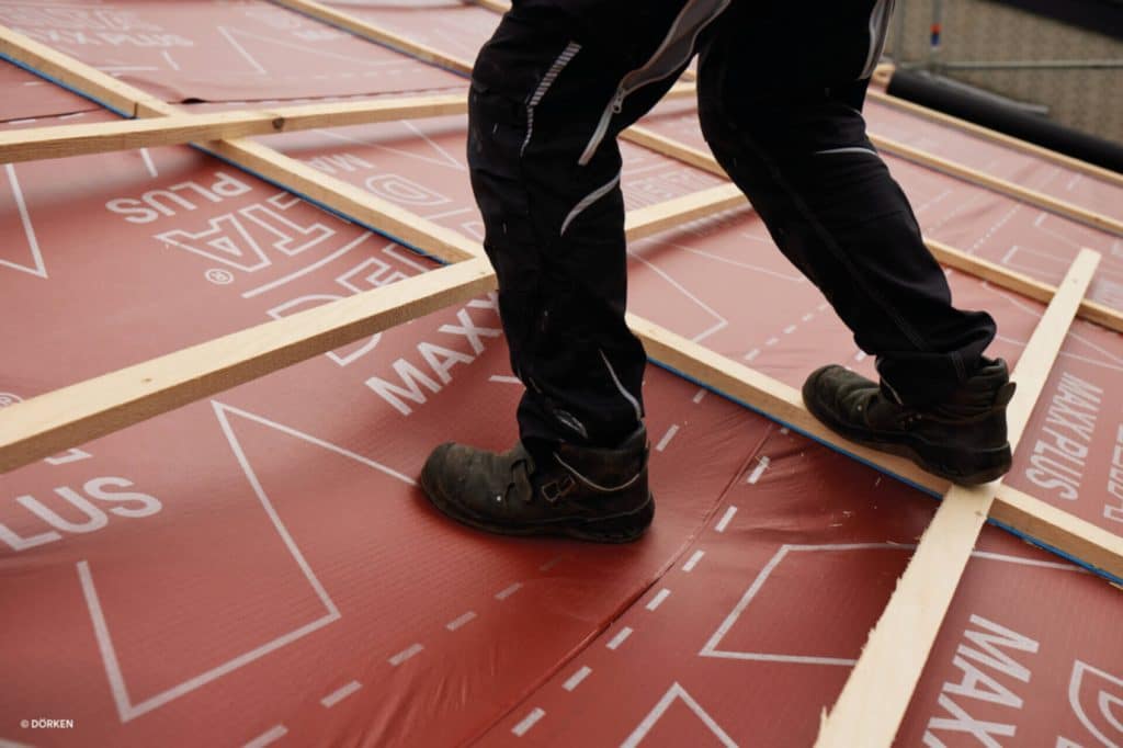 Wysokiej jakości membrany wykonane z polipropylenu lub polietylenu, kt&oacute;re gwarantują elastyczność i stabilność parametr&oacute;w nawet przez długi czas trwania prac dekarskich.