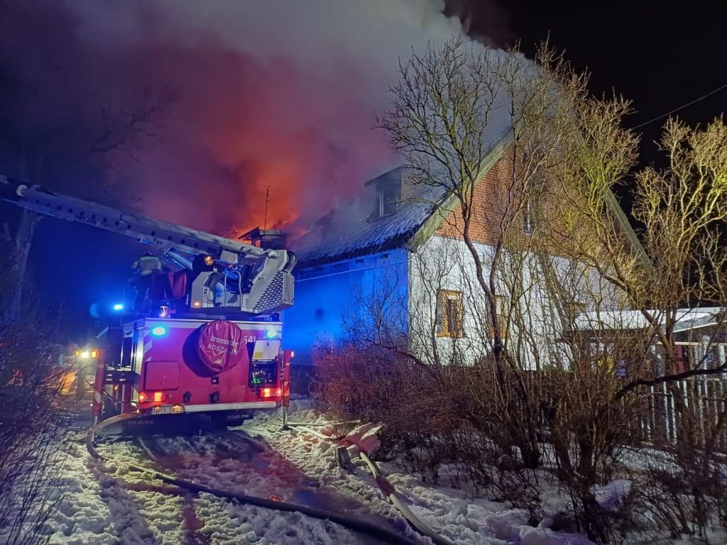 Akcja strażak&oacute;w podczas gaszenia pożaru domu na Mazurach w nocy.