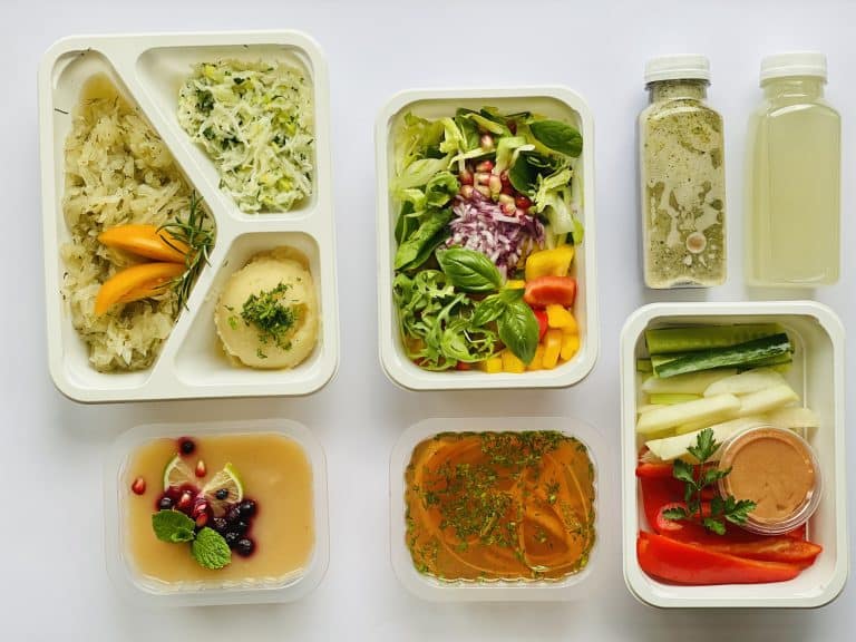 Zestaw warzyw i owoc&oacute;w w pojemnikach z dostawą do domu, przygotowany zgodnie z zasadami diety dr Ewy Dąbrowskiej.