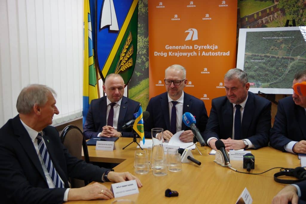 Podpisanie umowy na budowę wiaduktu na DK16 w Iławie, obecni urzędnicy i przedstawiciele.