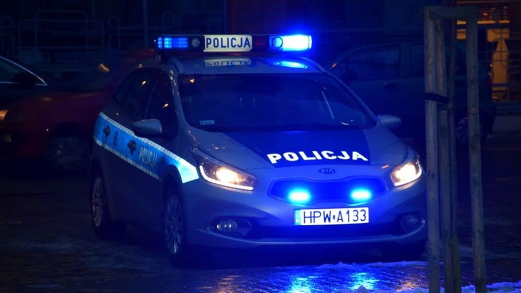 radiowóz policyjny nocą