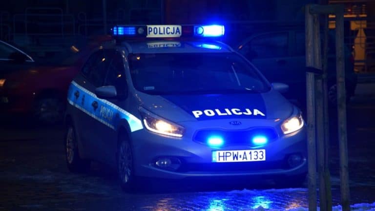 radiow&oacute;z policyjny nocą