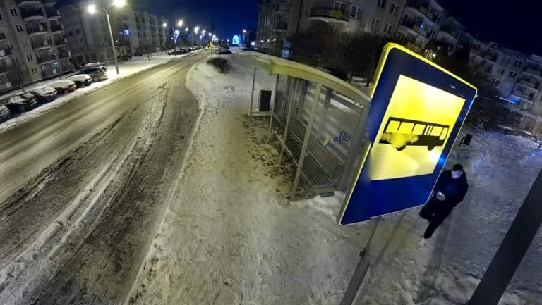 Monitoring miejski zarejestrował zniszczenie szyby na przystanku autobusowym w centrum miasta nocą.
