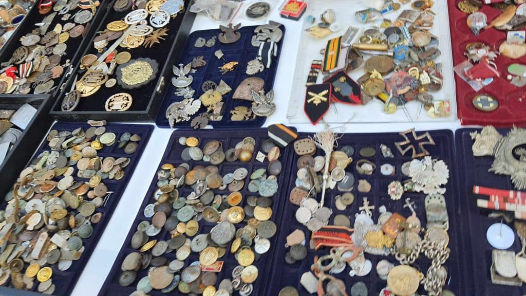Stoiska z kolekcjonerskimi monetami, medalami i odznaczeniami na giełdzie w Olsztynie.