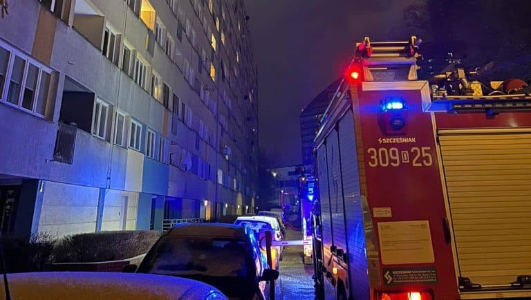 Straż pożarna na miejscu pożaru w bloku na Zatorzu w Olsztynie nocą.