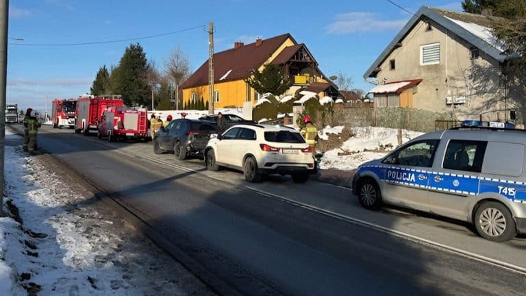 Zderzenie trzech samochod&oacute;w na drodze krajowej nr 65 w miejscowości Oracze, służby ratunkowe na miejscu.