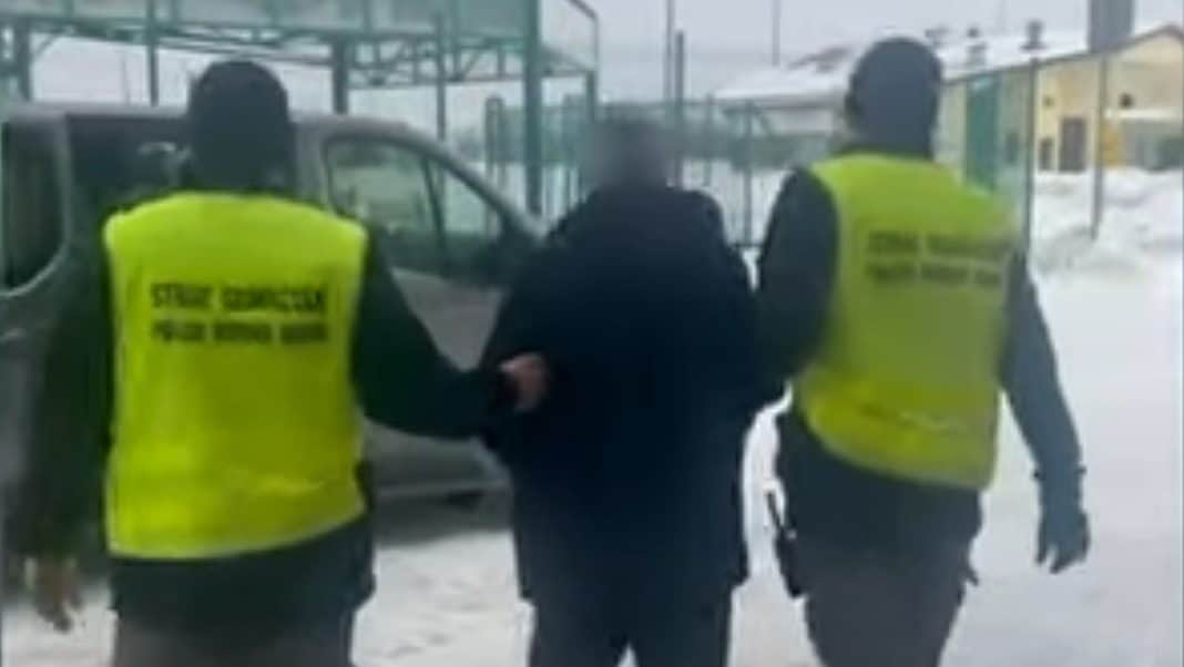 Zatrzymanie poszukiwanego mężczyzny przez służby graniczne na granicy w Grzechotkach, w zimowych warunkach.