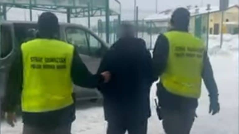 Zatrzymanie poszukiwanego mężczyzny przez służby graniczne na granicy w Grzechotkach, w zimowych warunkach.