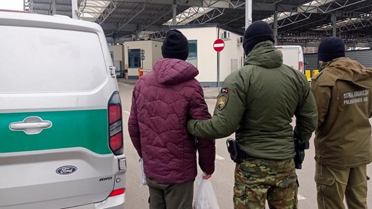 odprowadzenie obcokrajowc&oacute;w przez służby