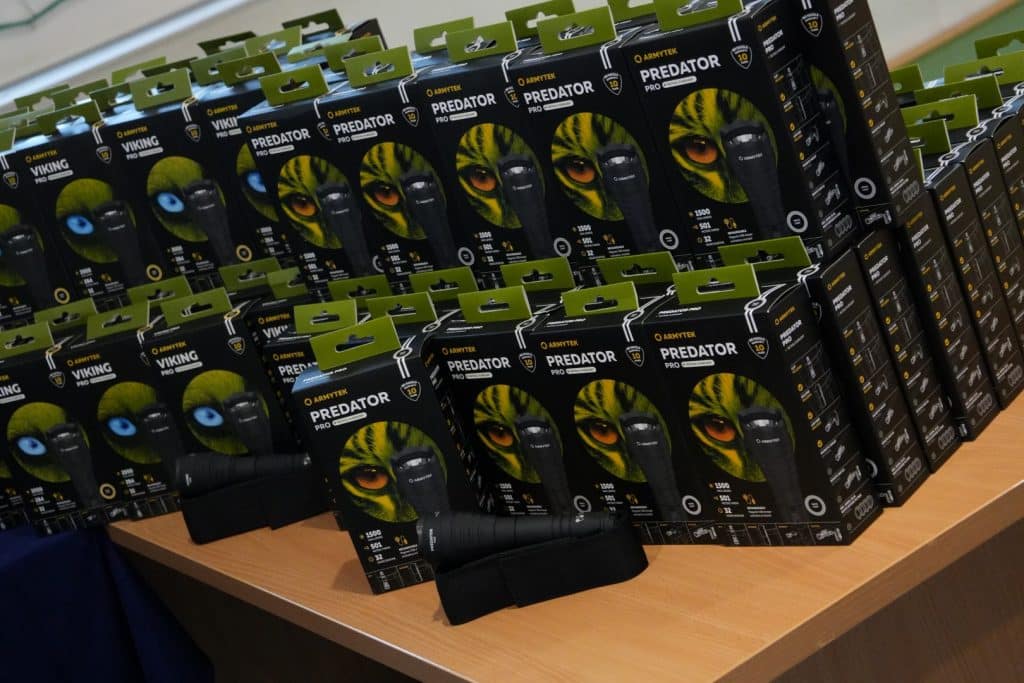 Nowoczesny sprzęt i szkolenia dla warmińsko-mazurskiej Policji, przedstawione na stole.