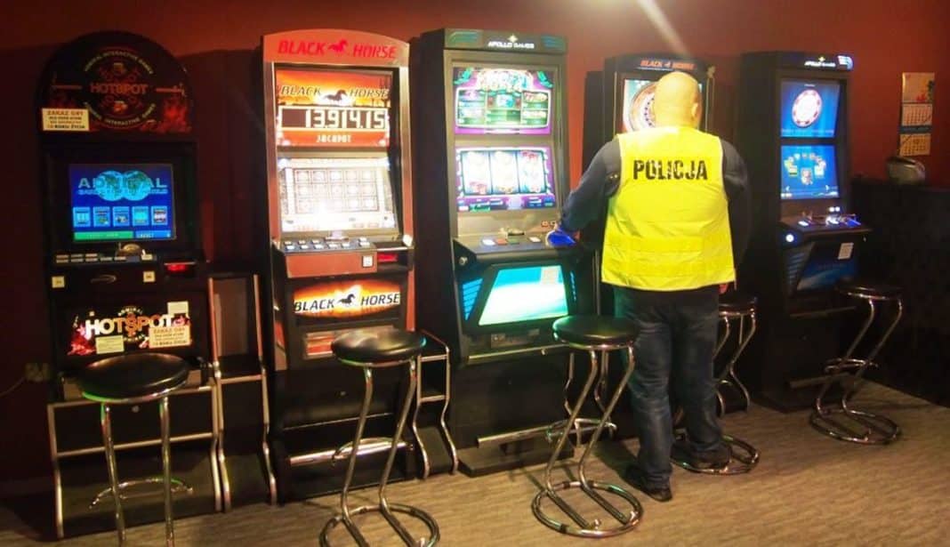 Policjant przy automatach do gier w lokalu na terenie Iławy.