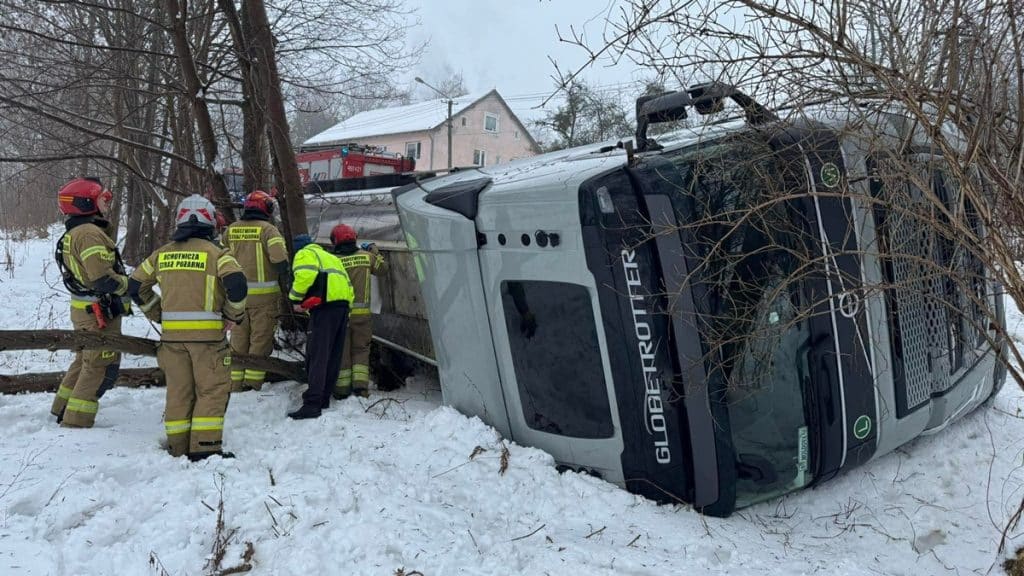 Ciężar&oacute;wka przewr&oacute;ciła się na bok na drodze krajowej nr 16, wok&oacute;ł strażacy i służby ratunkowe.