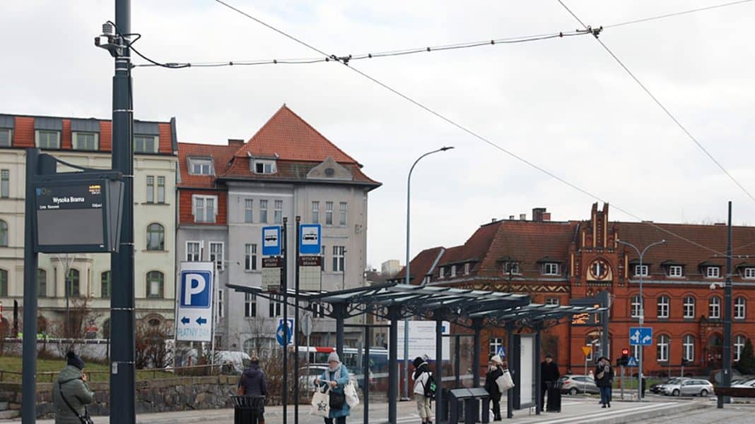 centrum, nieruchomosci obok przystanku wysoka brama