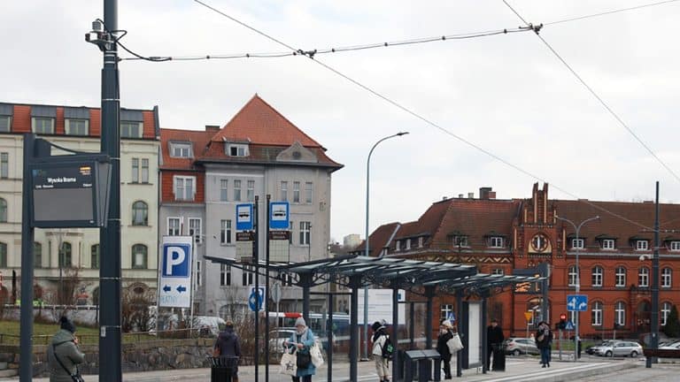 centrum, nieruchomosci obok przystanku wysoka brama