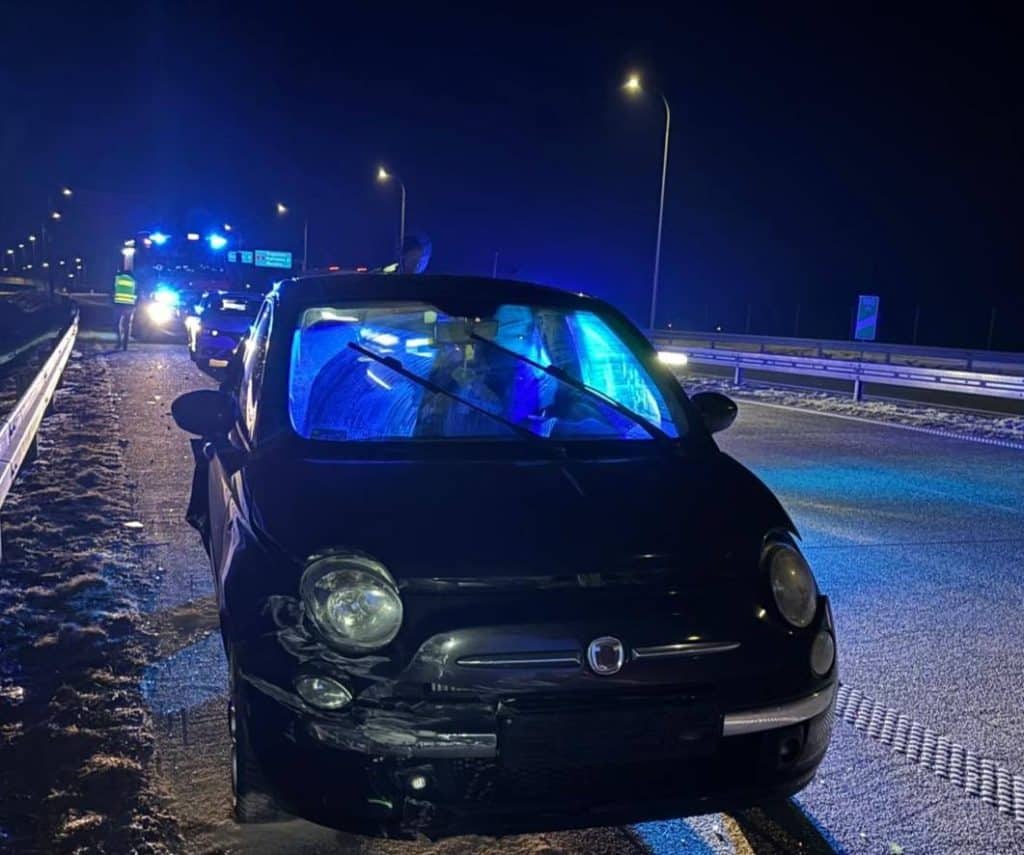 Wypadek na drodze ekspresowej S61, uszkodzony samoch&oacute;d osobowy, służby na miejscu zdarzenia.