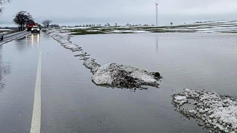 Podtopiona droga krajowa nr 15 w warmińsko-mazurskim, woda zalewa jezdnię po roztopach śniegu.