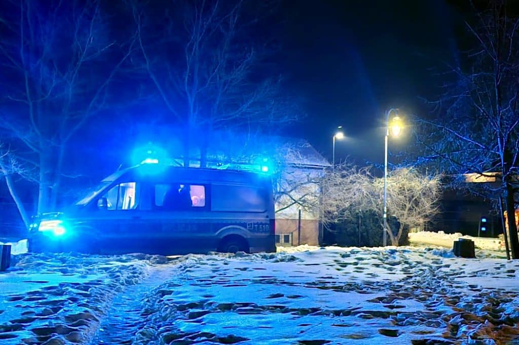 Chciał zacumować Skodę, ale został na lodzie...? - Rozbił Skodę, jadąc na skróty przez jezioro. Policja: „Bezmyślny 59-latek odpowie przed sądem”