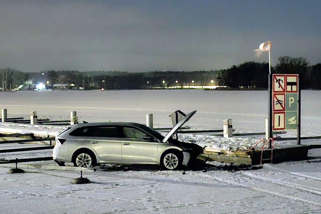 Chciał zacumować Skodę, ale został na lodzie...? - Rozbił Skodę, jadąc na skróty przez jezioro. Policja: „Bezmyślny 59-latek odpowie przed sądem”
